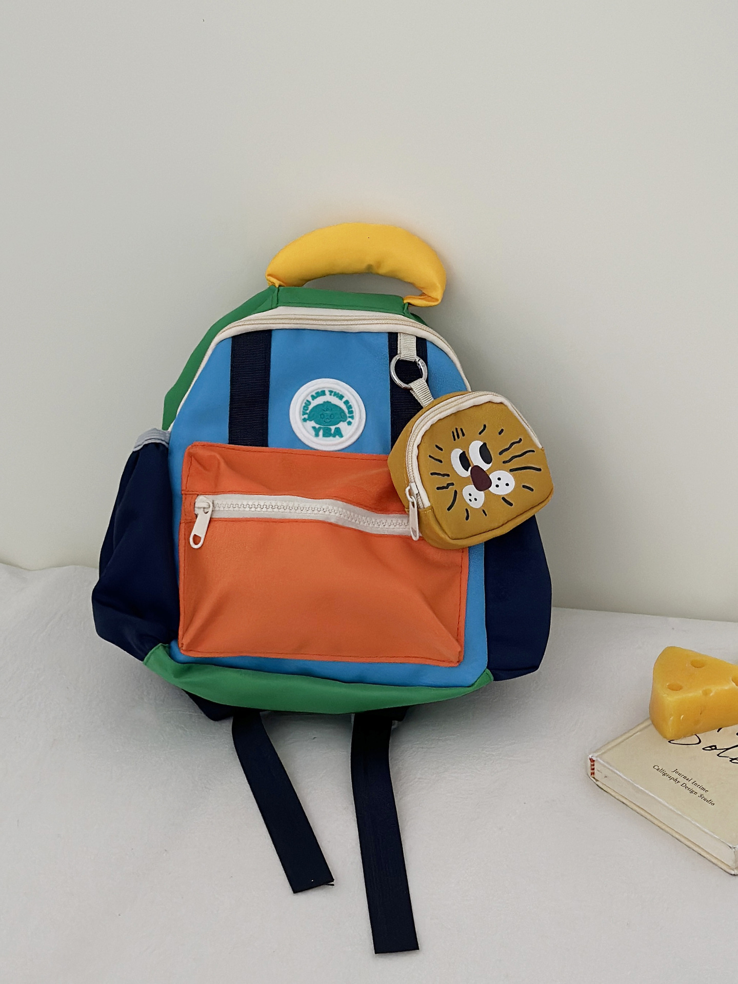 Mochila escolar de jardín de infantes para niños ultraligeros nuevos colores en contraste, niños y bebés salen con mochila pequeña, mochila de niña de moda, marea