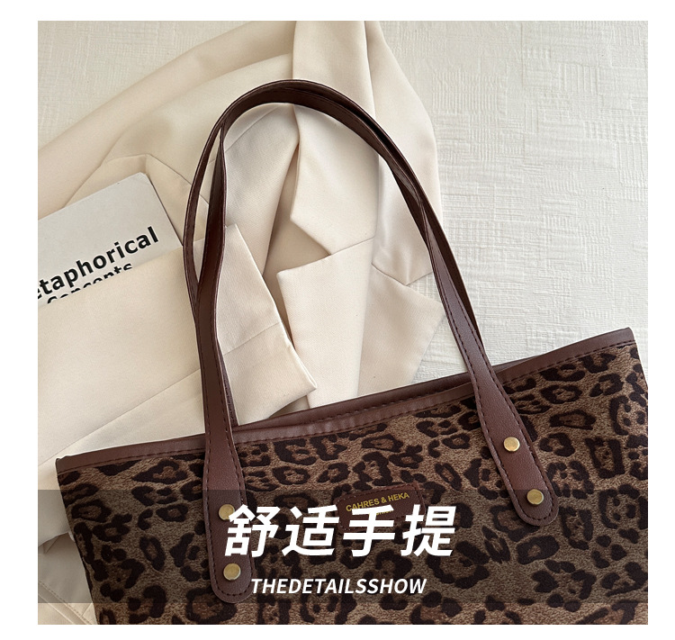This is a new 2024 trendy and stylish large-capacity handbag for women. It is a fashionable and stylish single-shoulder tote bag for autumn and winter Item Picture