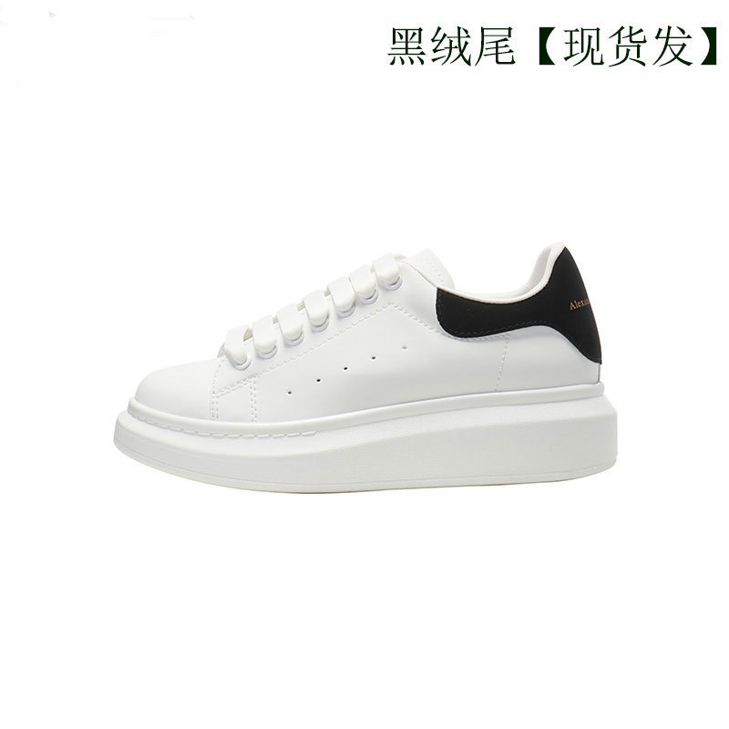 Alta versión McQueen zapatos blancos de suela gruesa mujer 2025 nuevo estilo de cuero salvaje con aumento interior pareja zapatos casuales zapatos de mujer