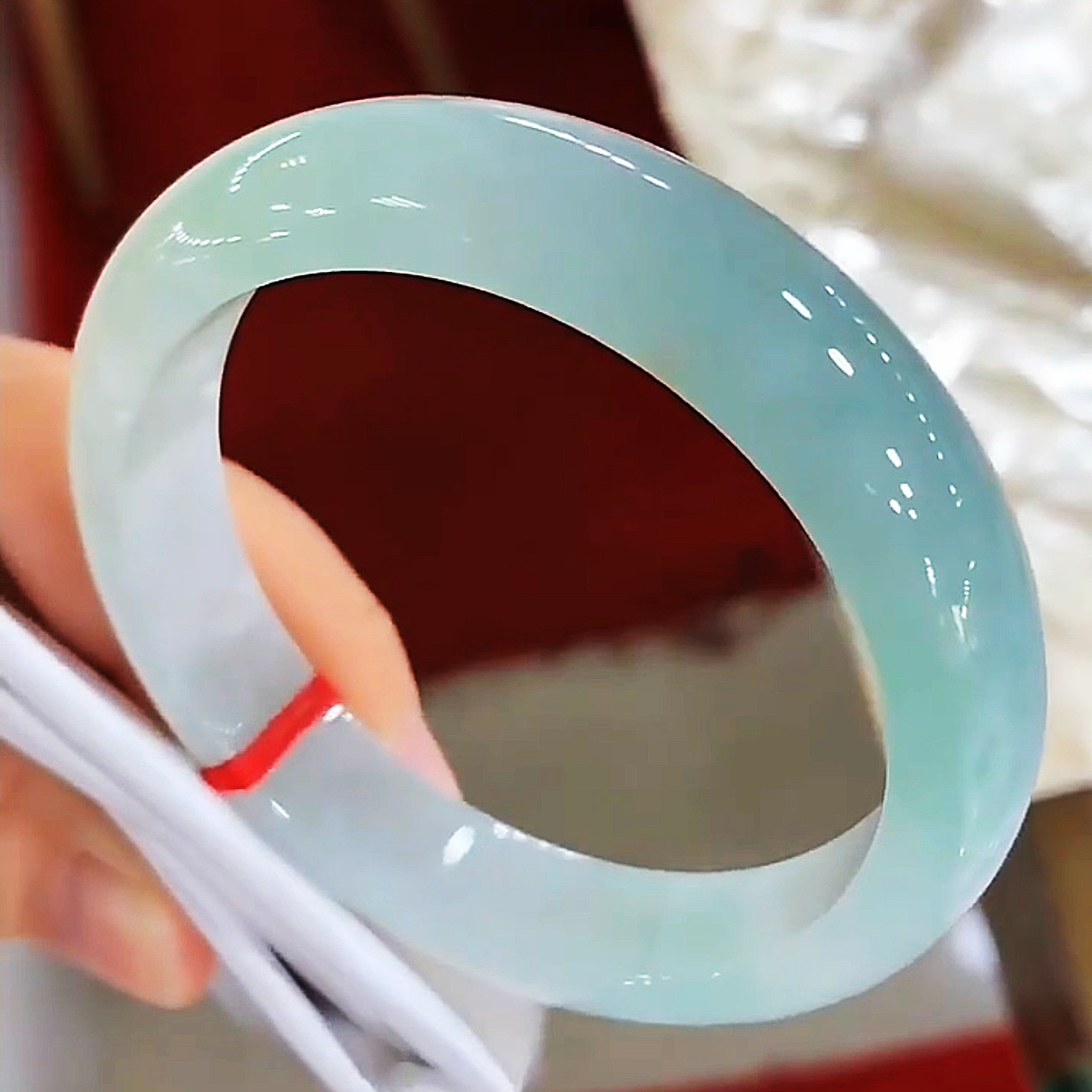 Vòng tay ngọc bích tự nhiên A Miến Điện màu xanh lá cây nhạt cao cấp (đường kính trong 52–64 mm)