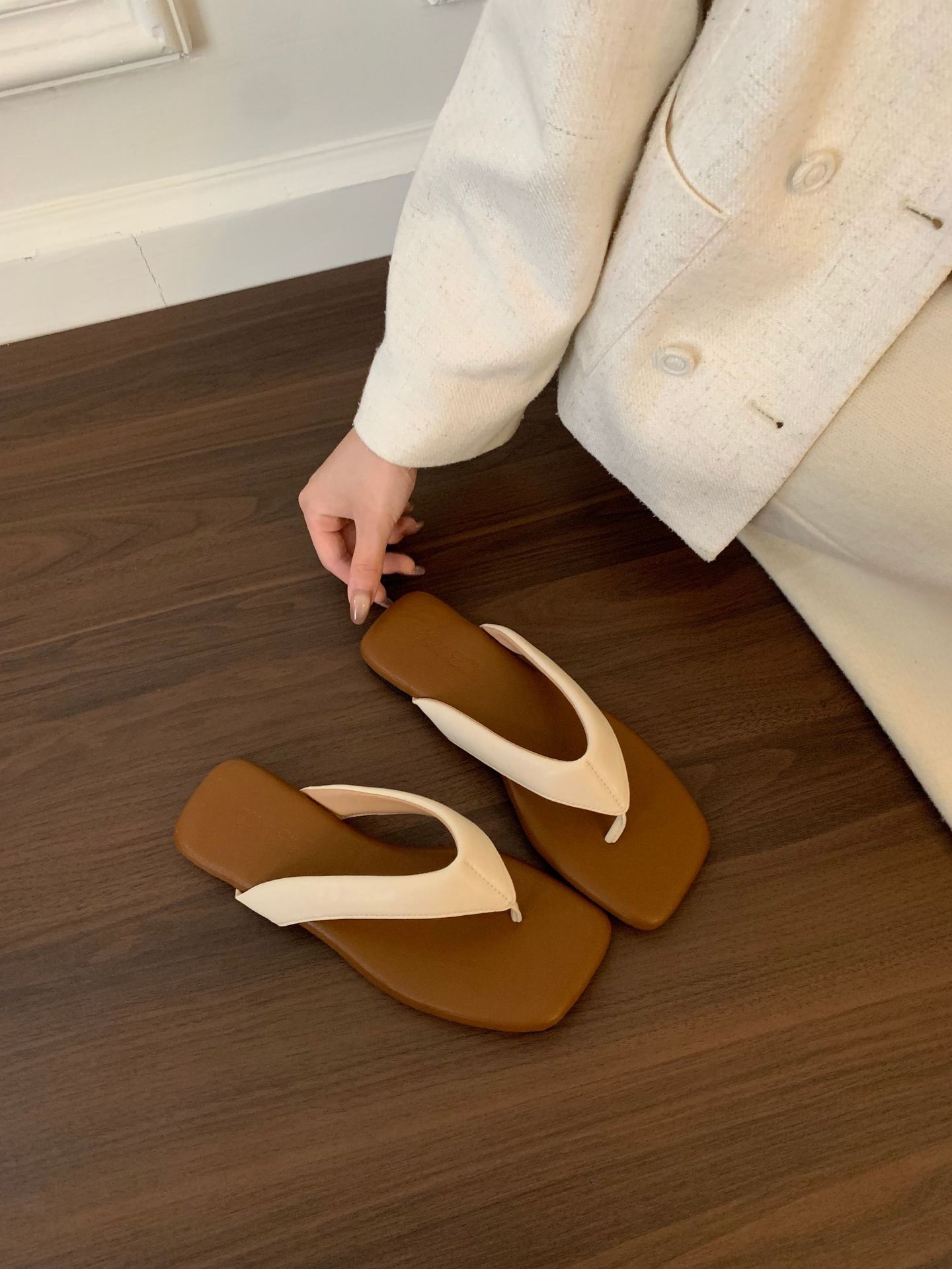 Chanclas planas de moda, chanclas, ropa exterior de mujer, sandalias plateadas de verano junto al mar, zapatos de playa, sandalias de nicho