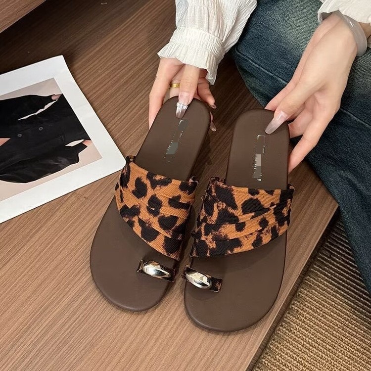 Francia lujosa ultra suave pliegue fría zapatillas de verano 2026 nuevo nicho plano hermoso conjunto de dedos zapatillas