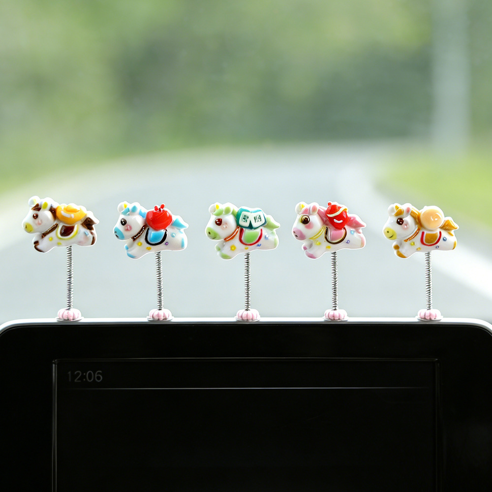 2026 nuevo automóvil caballo zodíaco mini adornos ricos ricos ponies decoración de consola central
