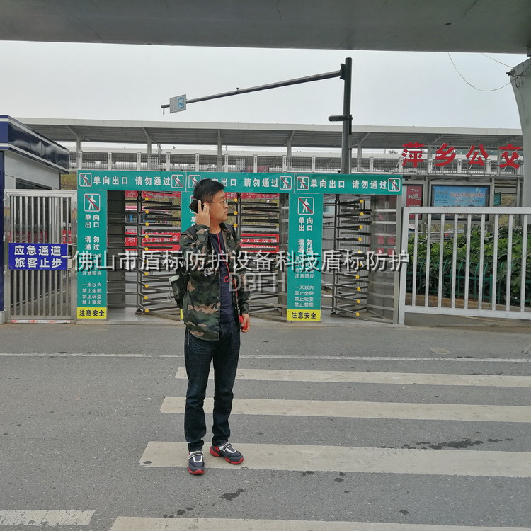 江西高铁站梳状单向全高门公交车站手动旋转闸机人行通道三排杆道