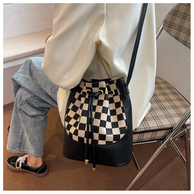 Lattice Bucket Bag Autumn And Winter 2021 New Retro Fashion Shoulder Messenger Bag display picture 6