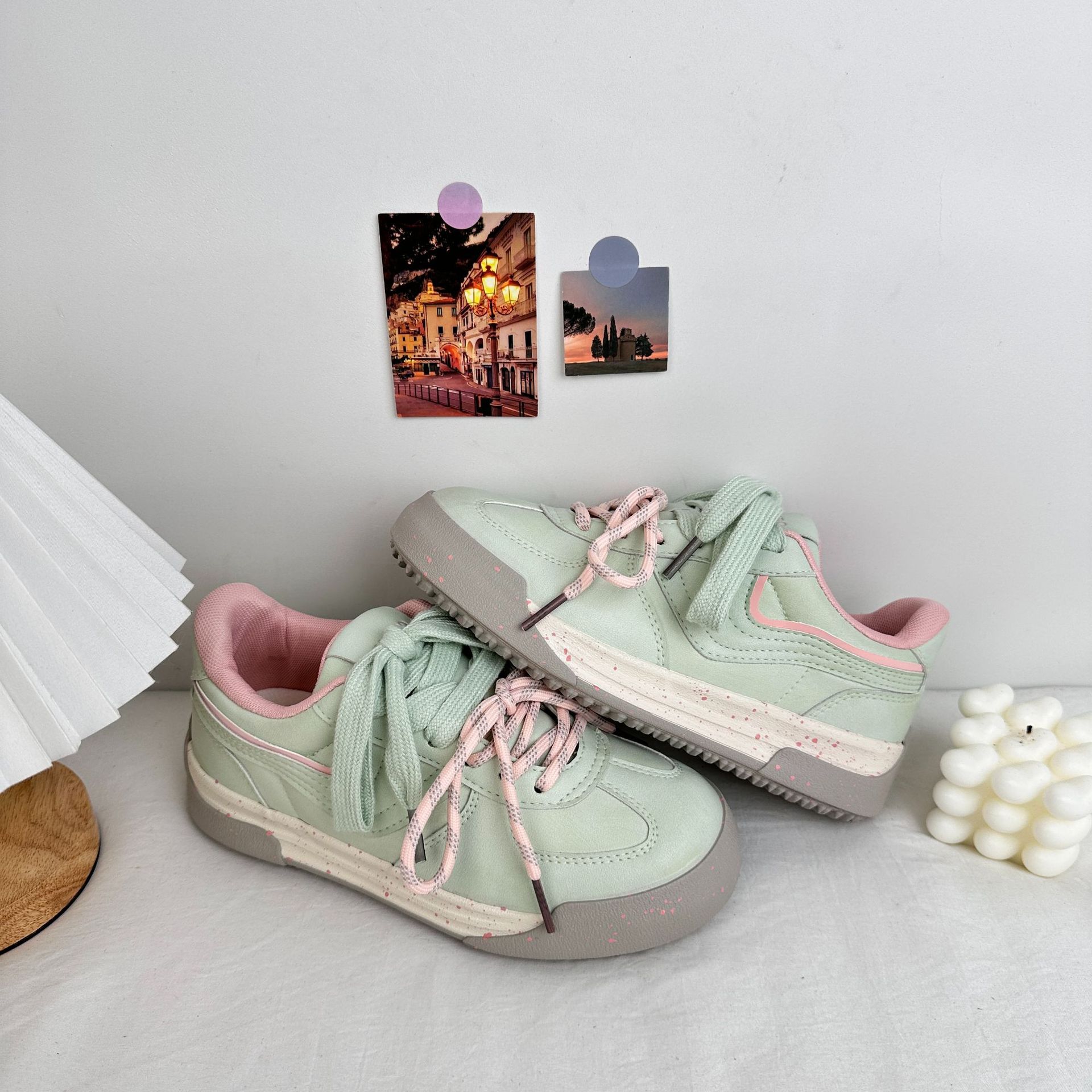 Yuanbo 2025 primavera nuevas zapatillas de deporte para estudiantes de suela gruesa deportes y ocio versión coreana de todo fósforo zapatos blancos zapatos de lona cabello femenino