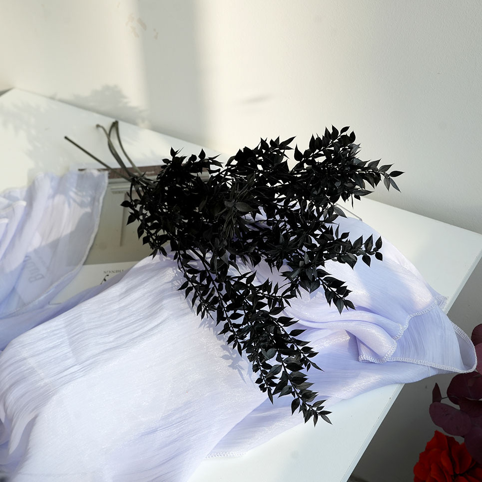 검은 부의 잎 한 다발