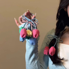 チューリップの髪の輪はひもの女性を刺します。