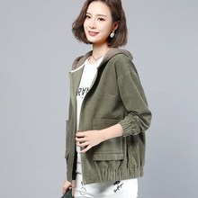 灯芯绒外套女2022春秋季新款大码宽松中年妈妈韩版连帽短款薄夹克