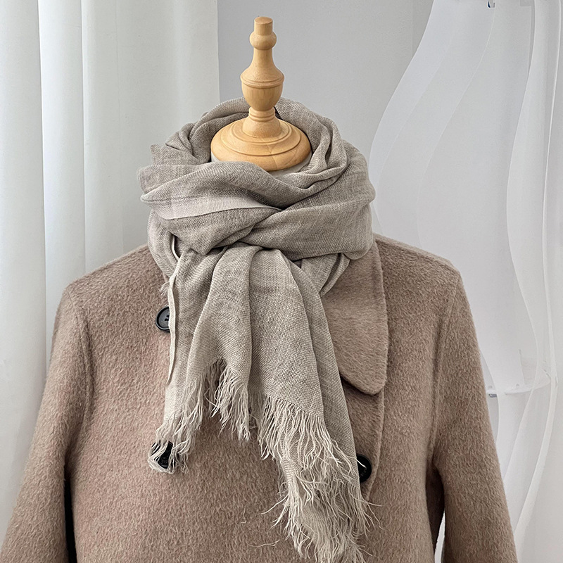 Otoño y invierno bufandas de mujer nuevo ocio versátil color sólido transpirable borde de lana gruesa bufandas cálidas bufandas de seda al por mayor