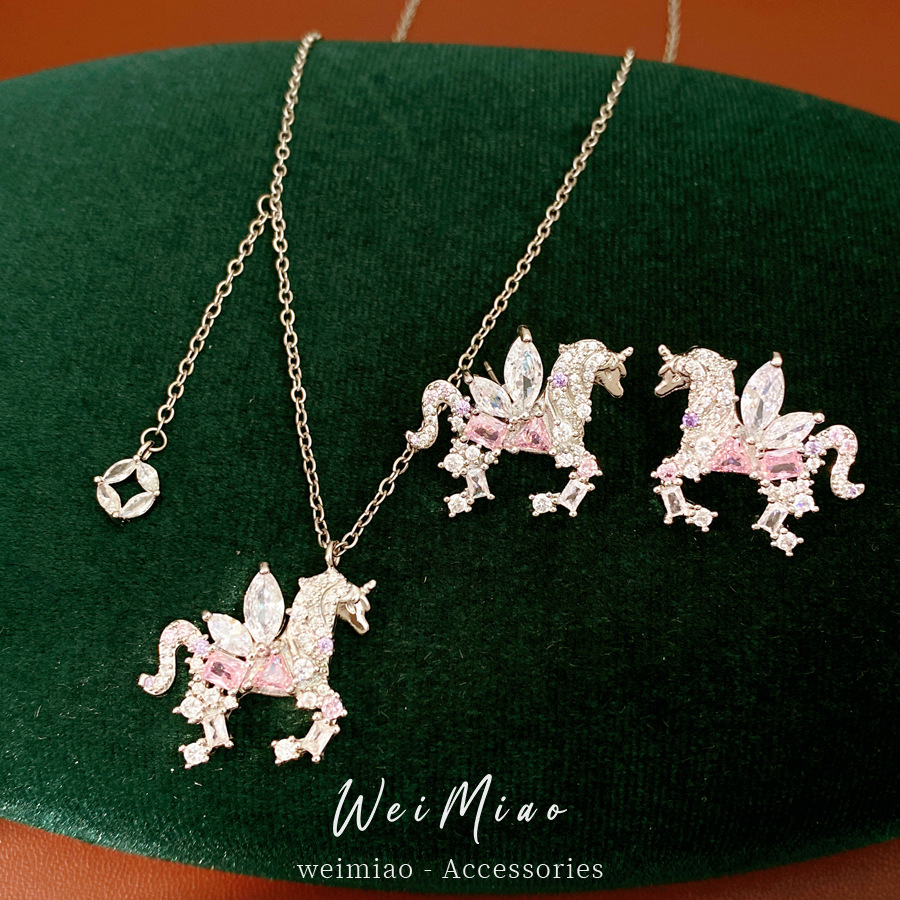 Collar de pony de piedra rosa ligero de lujo nicho cadena de clavícula de alta calidad exquisita conjunto de joyería al por mayor