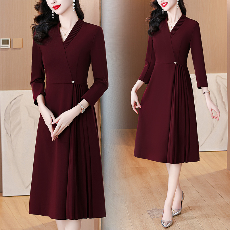 French high-end elegant and elegant red dress women's 2024 autumn and winter new waist slimming pleated mid-length skirt