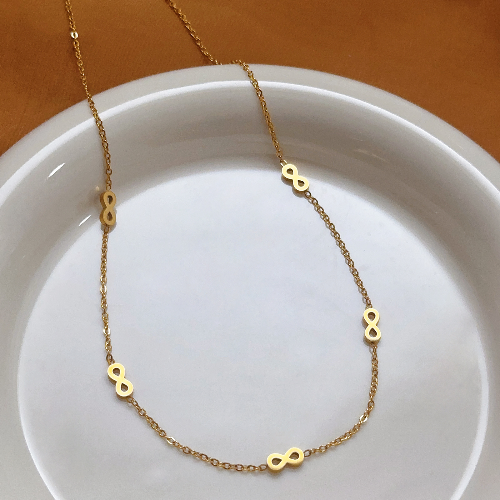 Personalidad de moda europea y americana simple cadena de acero inoxidable chapado en oro número 8 accesorios de mano pulsera de mujer fábrica al por mayor