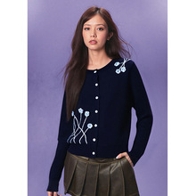 2025年秋冬新款羊毛呢针织开衫女设计感立体花朵编织重工镶钻上衣