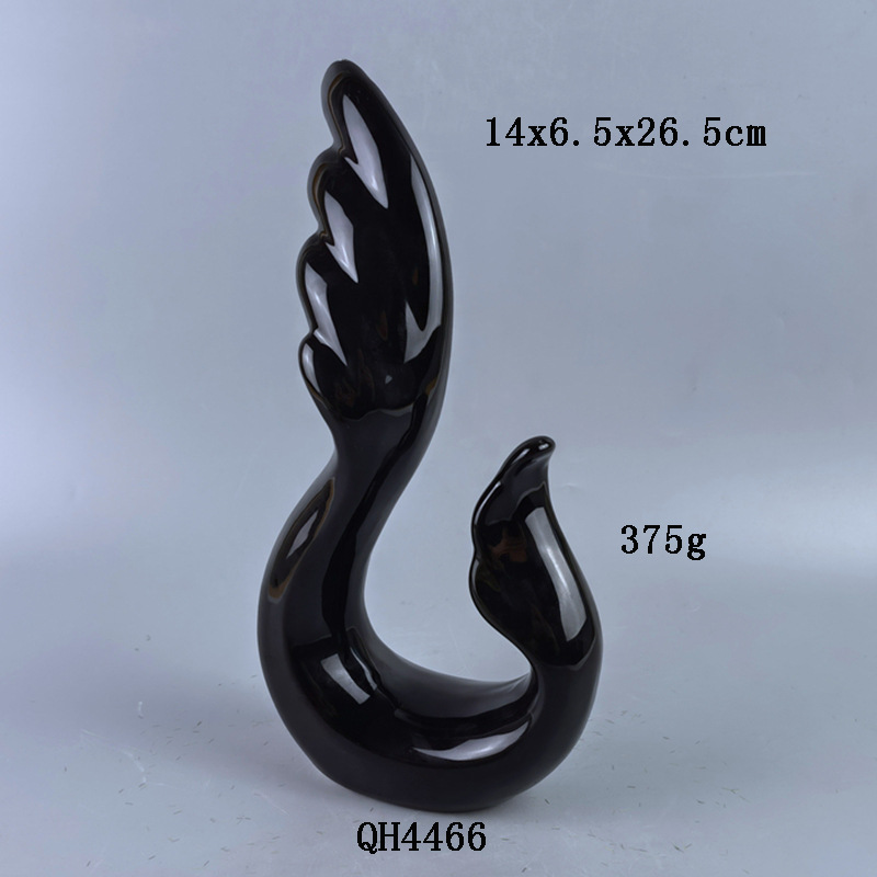 Adornos de plumas negras