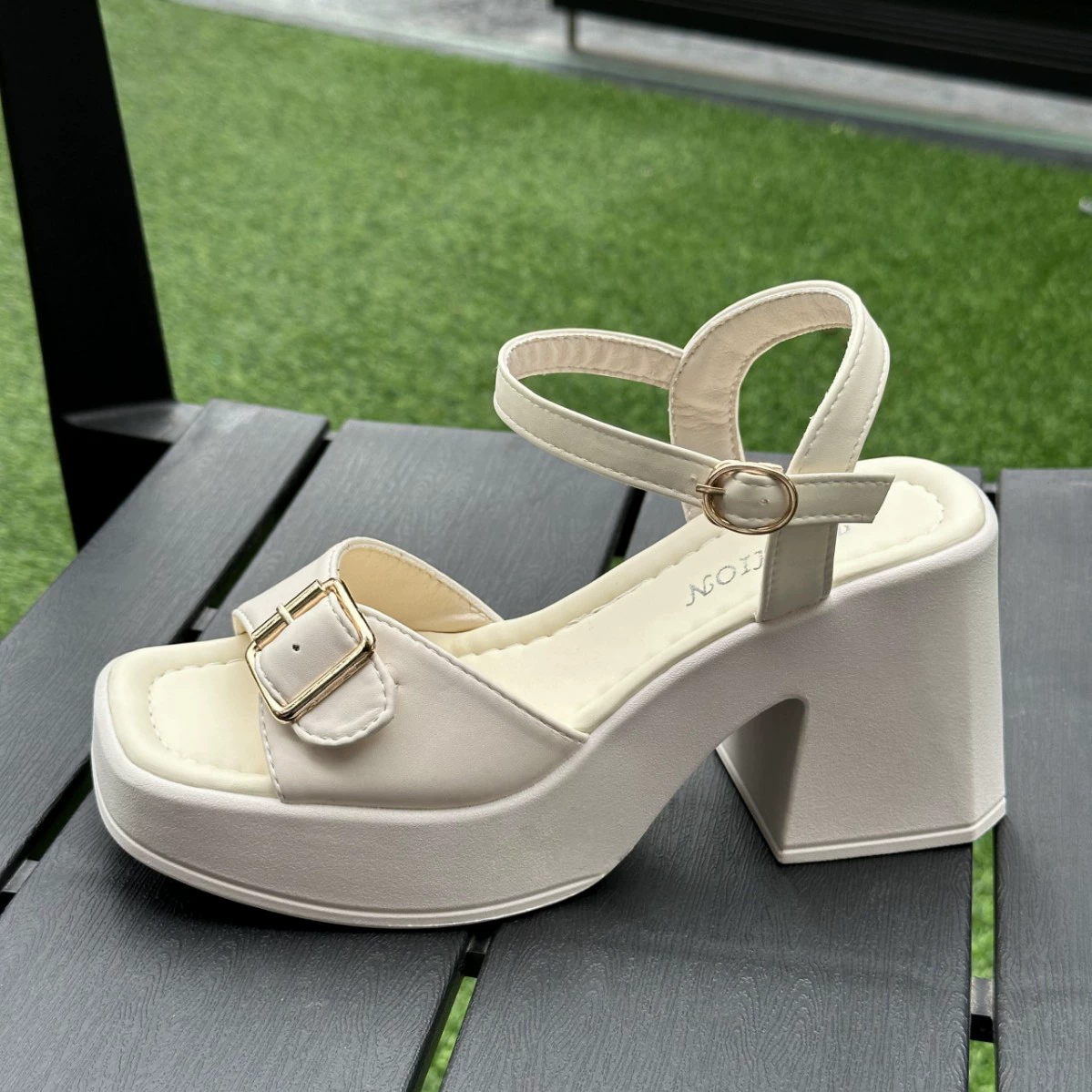 Женские летние сандалии 2025 года, новая мода, на танкетке, нескользящие, римские, на толстом каблуке, водонепроницаемые, на платформе, с пряжкой, на высоком каблуке