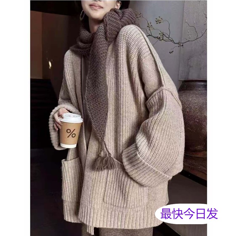 French-style retro V-neck knitted cardigan, new autumn/winter collection, loose-fitting, casual, and textured sweater coat for women French-style retro V-neck knitted cardigan, new autumn/winter collection, loose-fitting, casual, and textured sweater coat for women