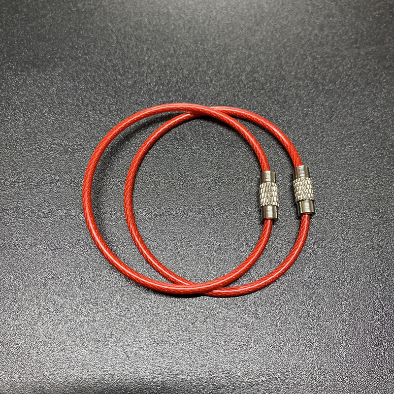 現物のワイヤーの鍵はステンレスカラーのゴムのワイヤーの輪を掛けてプラスチックのワイヤーの鎖を包んで大量に交渉します。