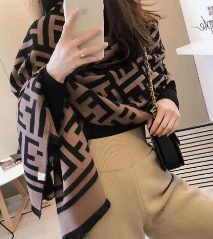 シンプルな千鳥格のマフラーの女性秋冬の新型は軽くて豪華な風の長いタイプに合わせて、カシミヤの保温のマントを厚くします。