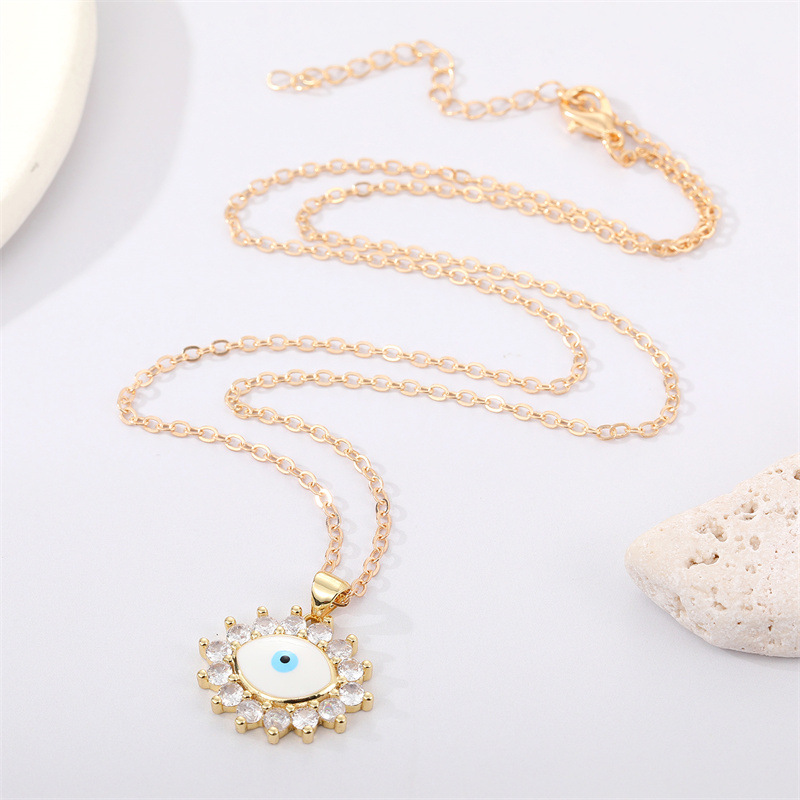 New Retro Rhinestone Hollow Eye Necklace Retro Zircon Demon Eye Clavicle Chain display picture 3