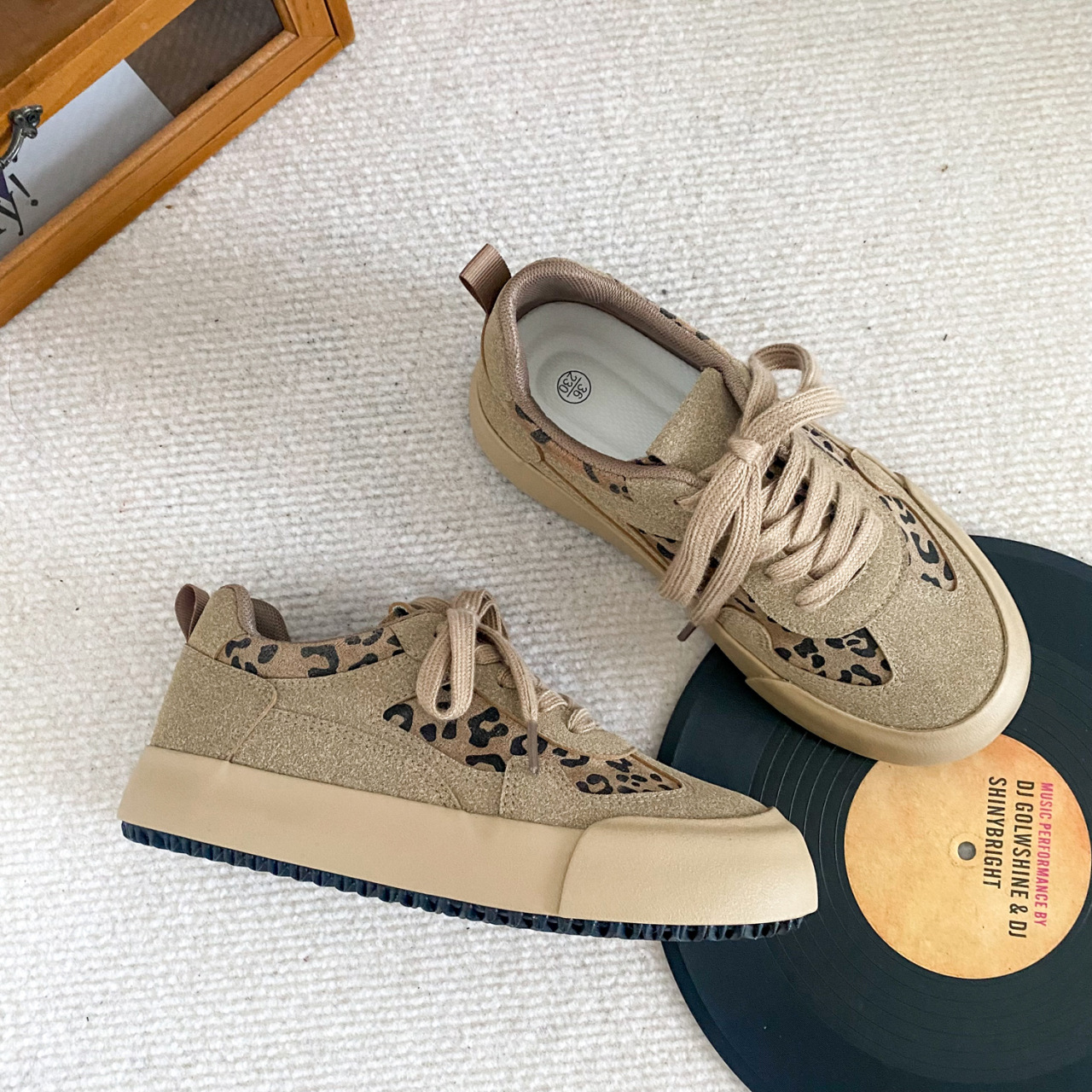 Mattes Leder-Leoparden-Print-Board für Damen im Herbst 2024, neues, dickbesohltes, höhenverstärkendes Freizeit-Sporttraining_voghion.com