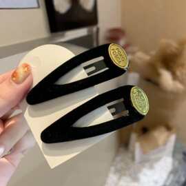 简约款黑色丝绒刘海夹高级感复古金标字母掰掰夹气质百搭碎发夹子