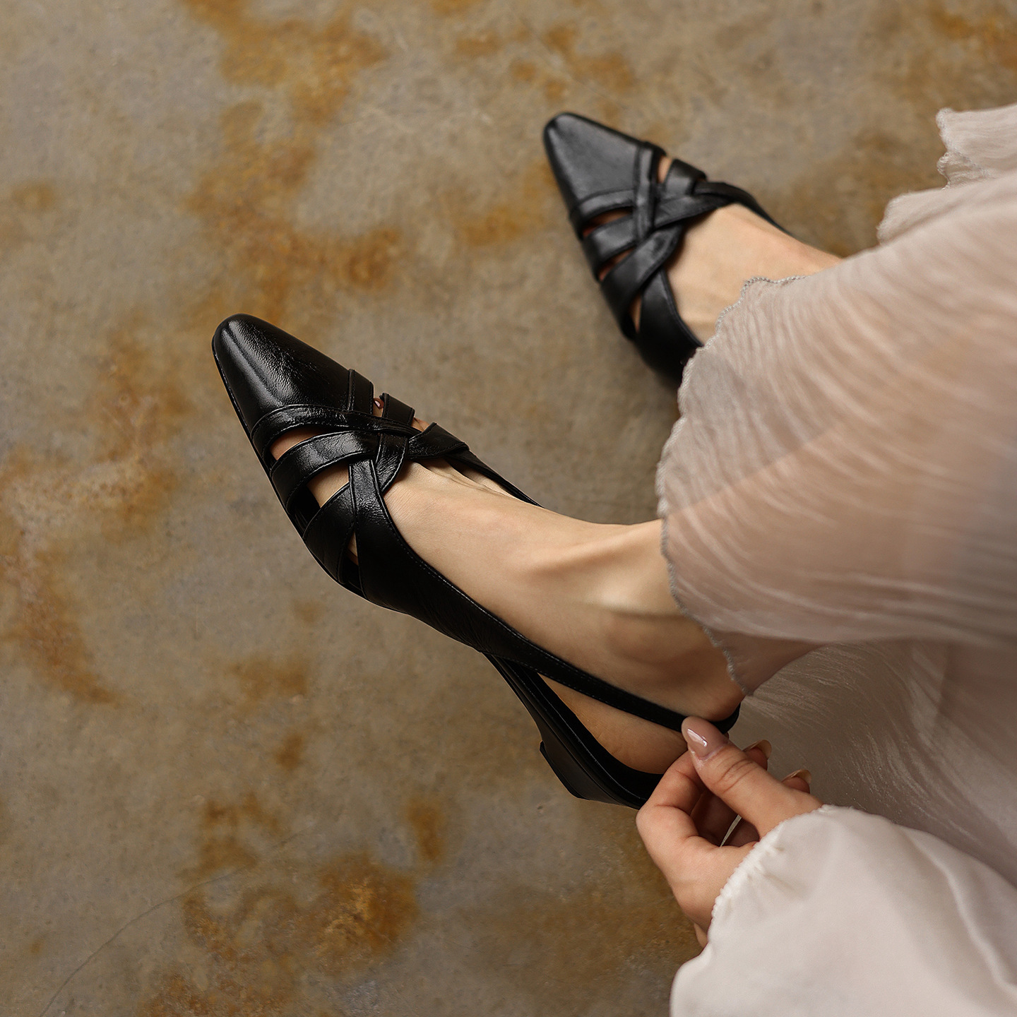 Sandal nữ da cừu gót dày 3 cm phong cách vintage dệt chéo hở mũi — đen