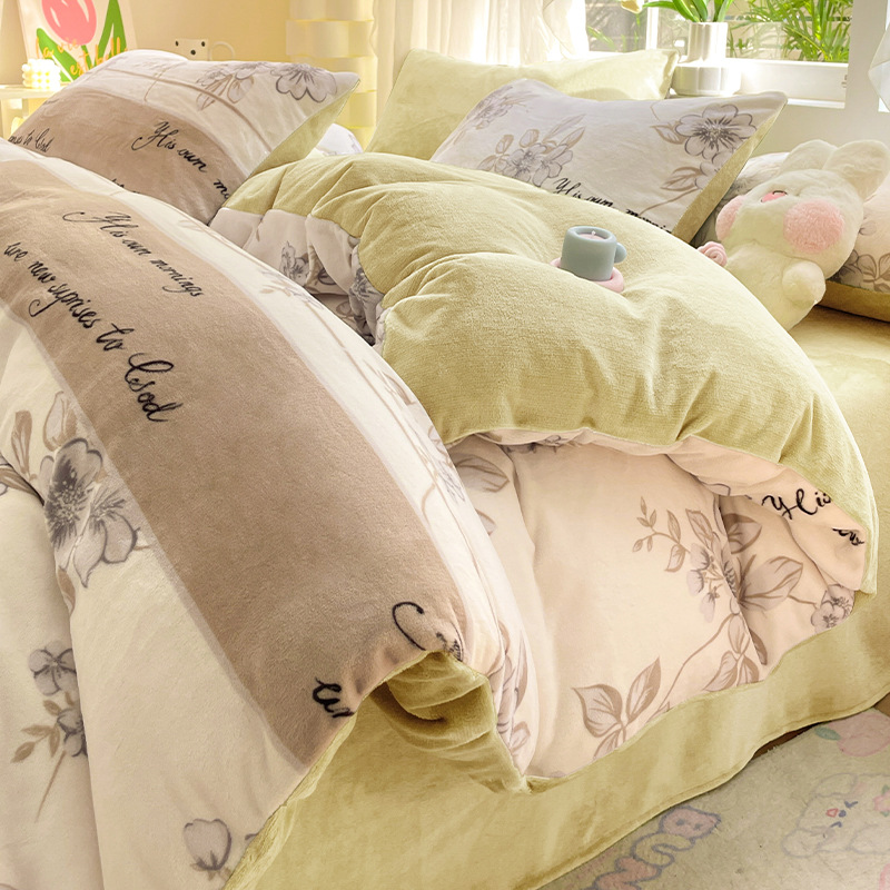 Invierno engrosado y cálido de terciopelo de leche de cuatro piezas conjunto 2025 nuevo pequeño fresco de coral sábanas cubiertas de cama