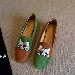工場で商品を作っている中 ~ 内に4cmのフラットシューズの女性2025春のレトロな子猫の頭が豆の靴を漕ぐ