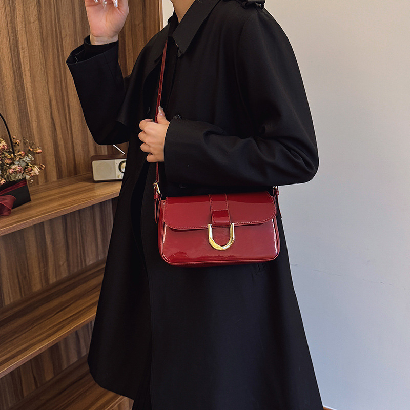 Bolso de alta gama, bolso de axila portátil de moda retro para mujer, bolso de mensajero de un solo hombro, bolso femenino de diseño de nicho de nuevo estilo 2025