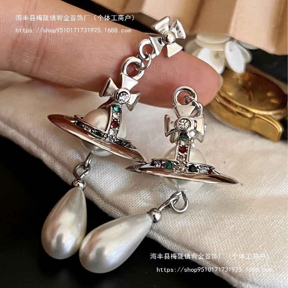 Classic three dimensional earrings from pearl drop-shaped