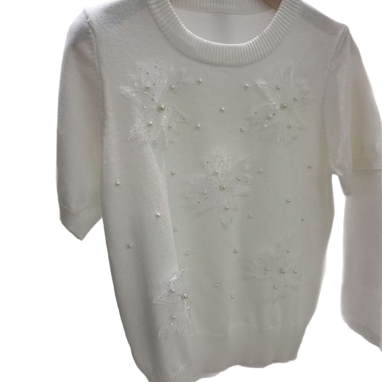 Top de punto de flores tridimensionales blancas primavera y verano para mujer nuevo diseño único y hermoso hombro recto delgado camiseta de manga corta