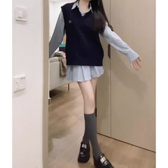 春の学院風の美しいニットベストのゆったりとしたカジュアルなシャツのワンピース2点セットの女性