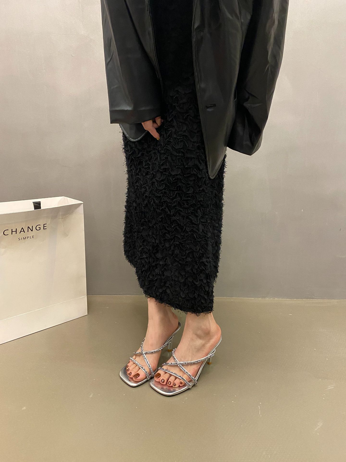 Stagione primaverile e autunnale 2024 nuove scarpe da donna a punta aperta quadrata con pantofole con tacco alto sottile e scintillante sul retro_voghion.com