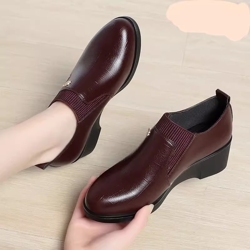 対外貿易ホットスタイル特別価格女性用本革靴2025春秋新作ウェッジヒールソフトソール滑り止め中高年マザーズシューズ|undefined