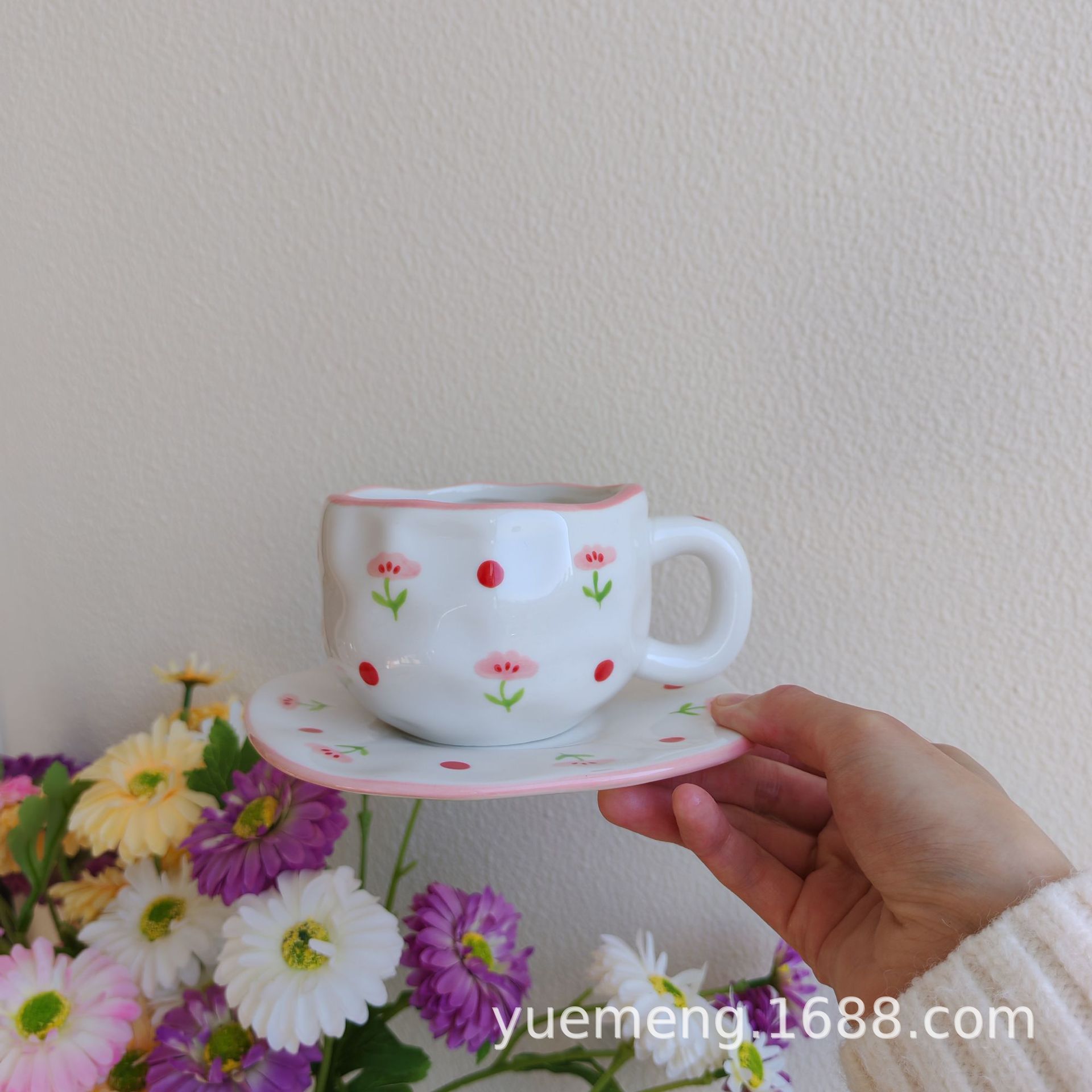 Taza de café de cerámica navideña irregular, linda taza con diseño de flores y corazones pintados a mano, juego de taza y platillo para té de la tarde