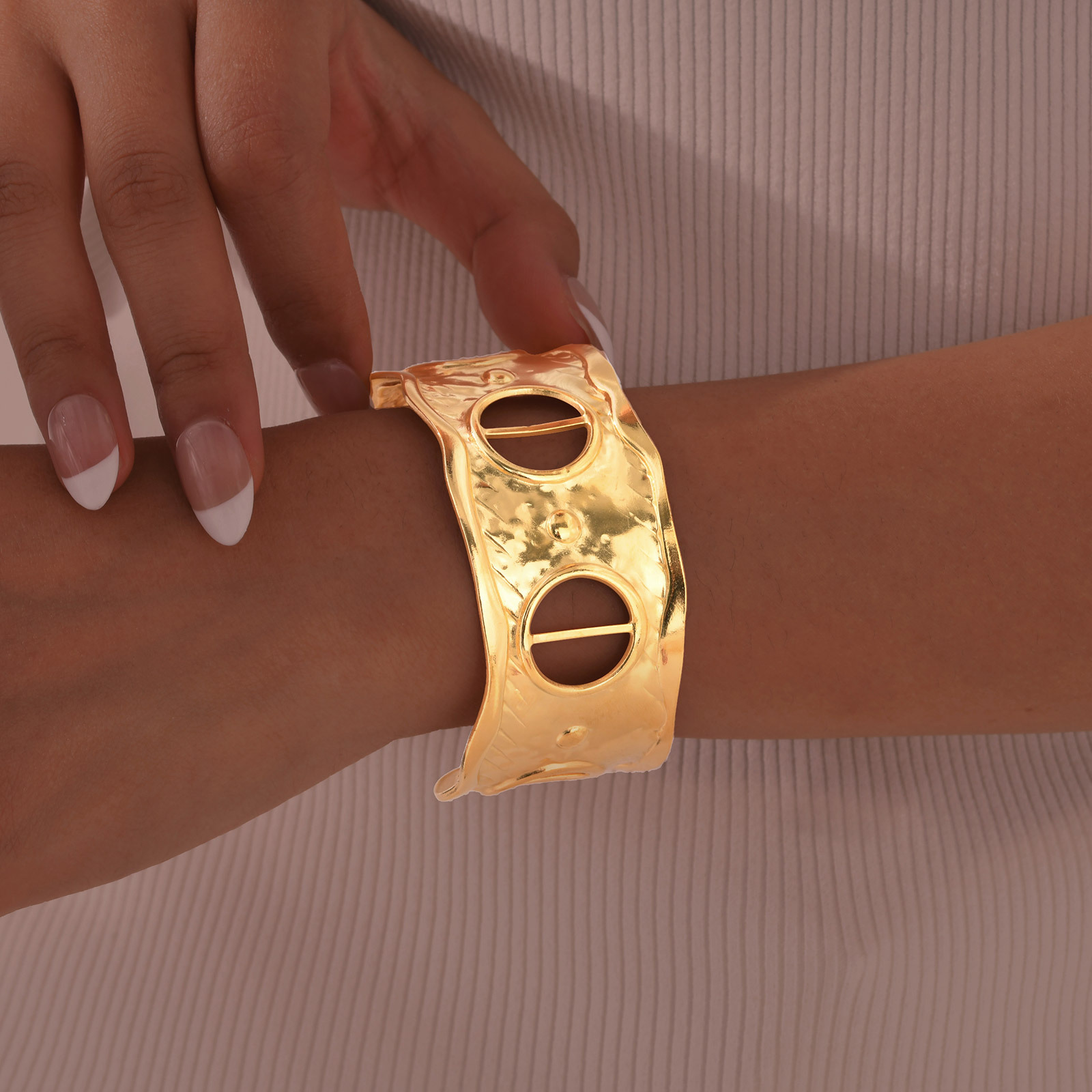 45g Weight Electroplating Gold Plating Process Golden Plated Plating Material Stone-Free Inlay Material Bangle Classification 1 Piece Quantity Daily Occasion 201 Stainless Steel Material Solid Color, Flower Pattern Women's Gender Vintage Style, IG Style Style Plating Craft IG Style Vintage Style Solid Color Flower 201 Stainless Steel Bangle In Bulk 10