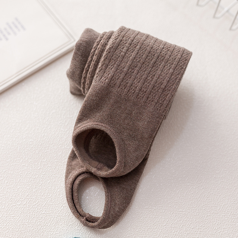 秋冬のベルベット麻花磨毛は子供のパンストの現物卸売りの新しい女の子が保温して足のズボンを踏む