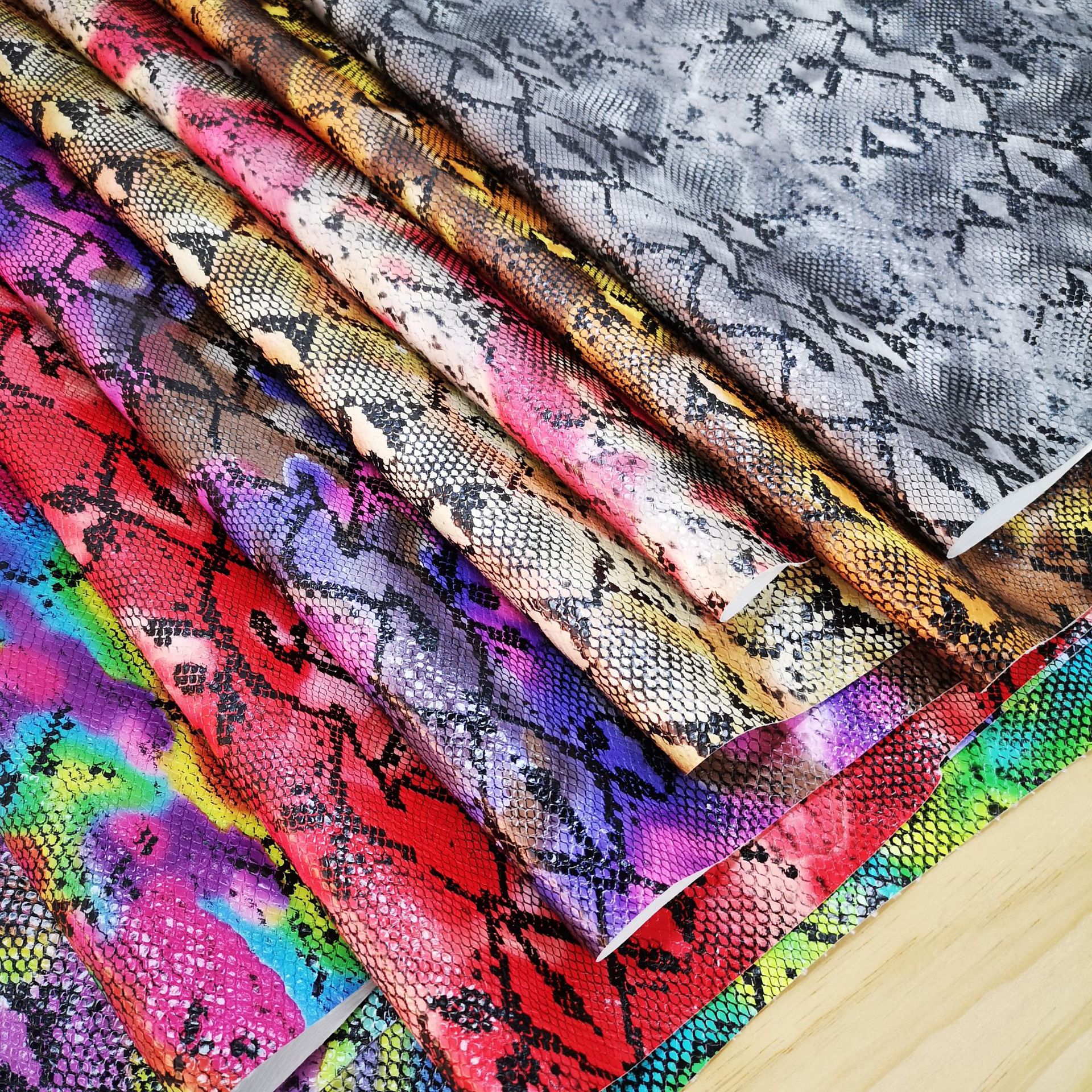 厂家供应新款印花七彩蛇纹pu皮革面料 人造革箱包手袋蟒蛇纹面料