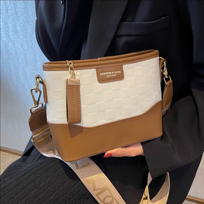 Bolsa de cubo de diamante transfronteriza para mujeres otoño / invierno 2025 nuevo cinturón ancho bolso de hombro bolso de viaje de moda