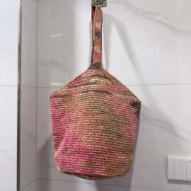 夏季新品手工钩拉菲草拼色单肩水桶包日系草编包潮流沙滩包彩虹包
