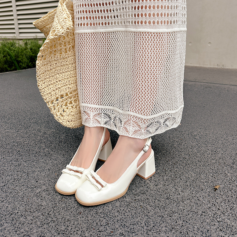 Baotou sandalias para mujeres verano 2025 nuevo tierno viento de hadas doble arco plateado marizhen detrás de sandalias vacías mujeres