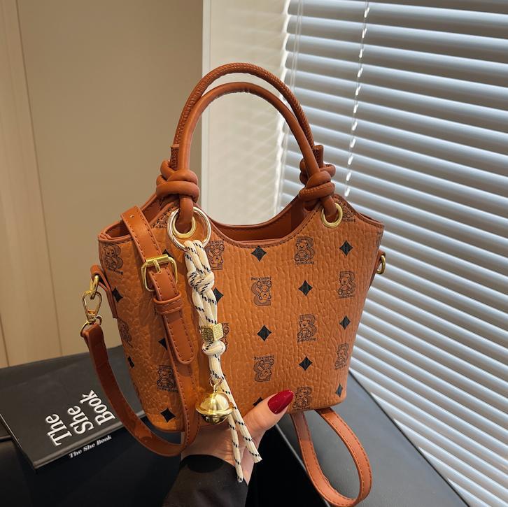 Tendencia impresa bolso de cubo de mano mujer 2025 nueva moda textura versátil bolso de hombro super caliente bolso de mochila