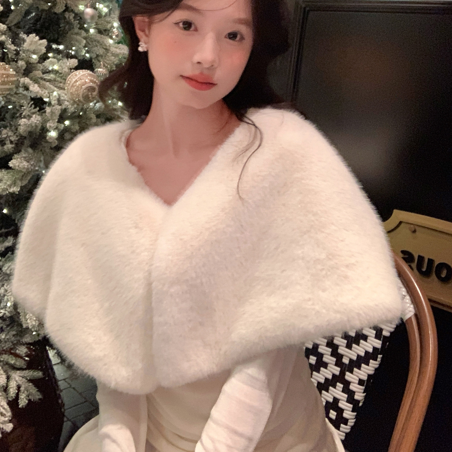 Super luxurious women's winter shawl, white faux fox fur coat, thickened and warm, suitable for weddings, fur dress outerwear, new Chinese style