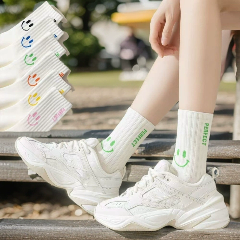 2024 новые женские носки до середины икры, всесезонные, доступные, устойчивые к запахам, со смайликом, чисто-белые, модные в Instagram.