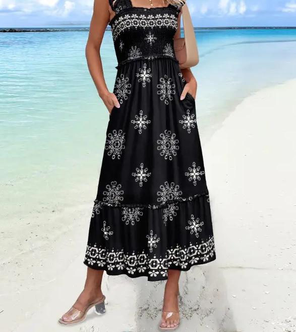 femme en pose sur la plage avec une Robe d'Été à Bretelles imprimé fleurie noir