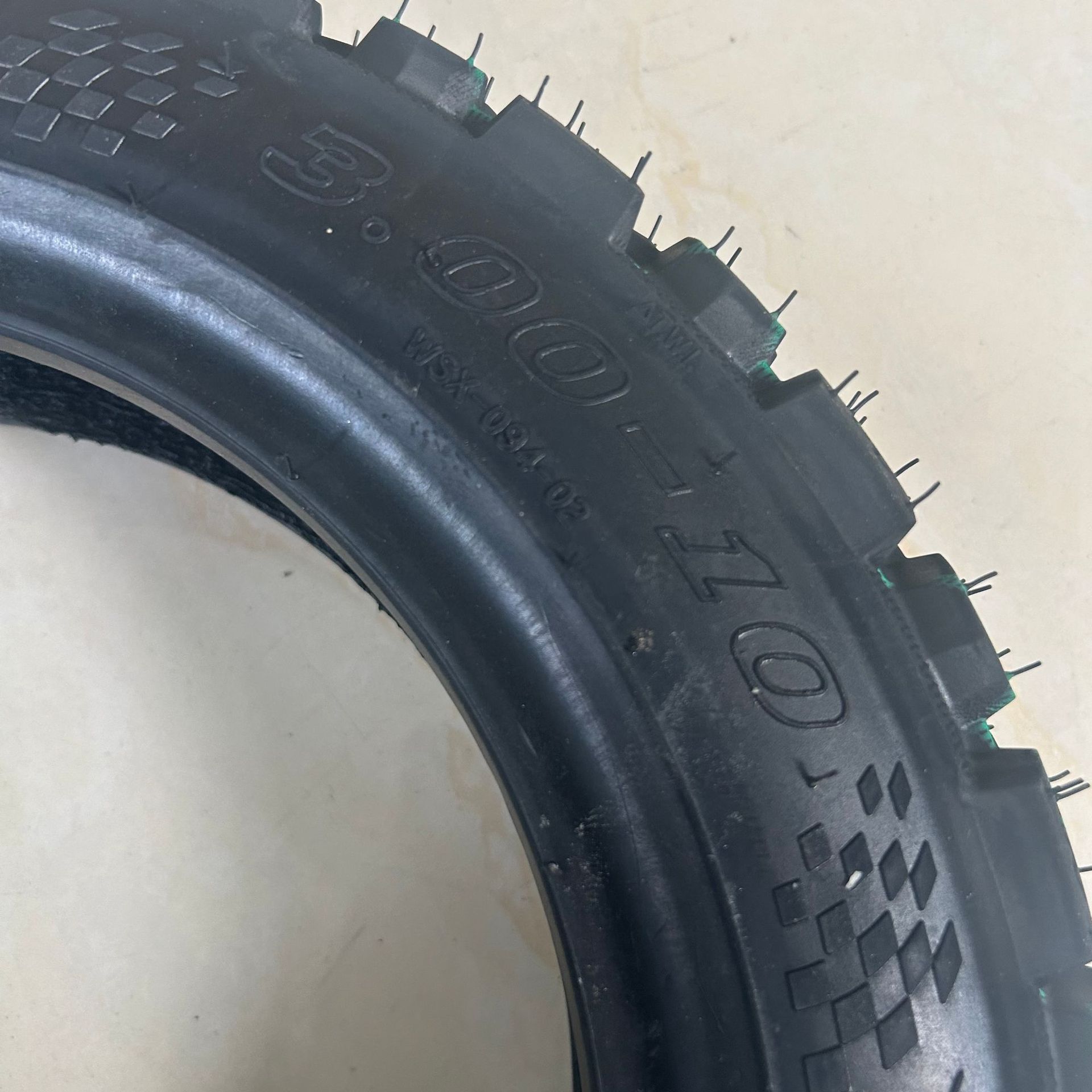 Motorcycle tire anti-skid and wear-resistant, factory sales of vintage outer tires 3.00-10