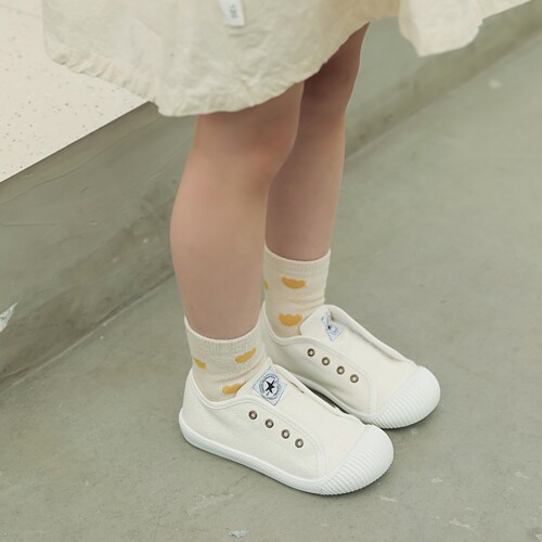 Children's canvas shoes, white sneakers, Korean style casual soft soles, magic sticker for girls and boys, one-pull indoor shoes for kindergarten