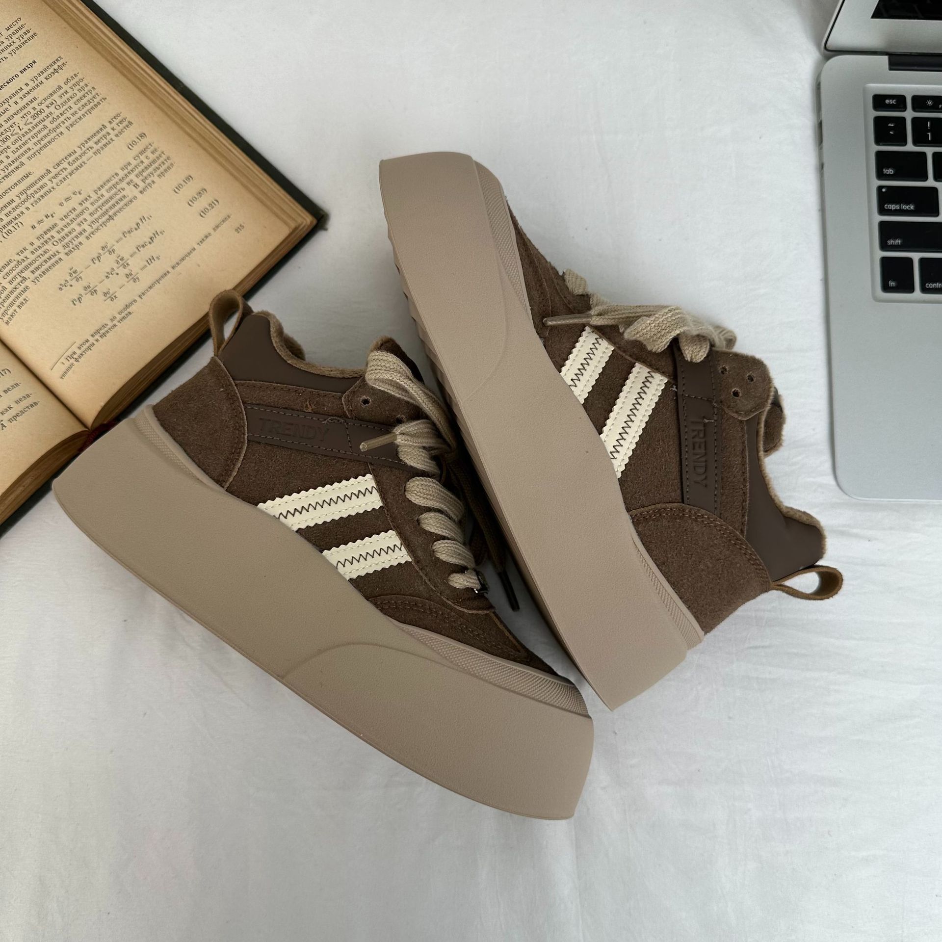 Alta parte superior más pan de terciopelo pequeños zapatos blancos mujer 2024 otoño e invierno suela gruesa aumento zapatos casuales deportes todo-fósforo A9874