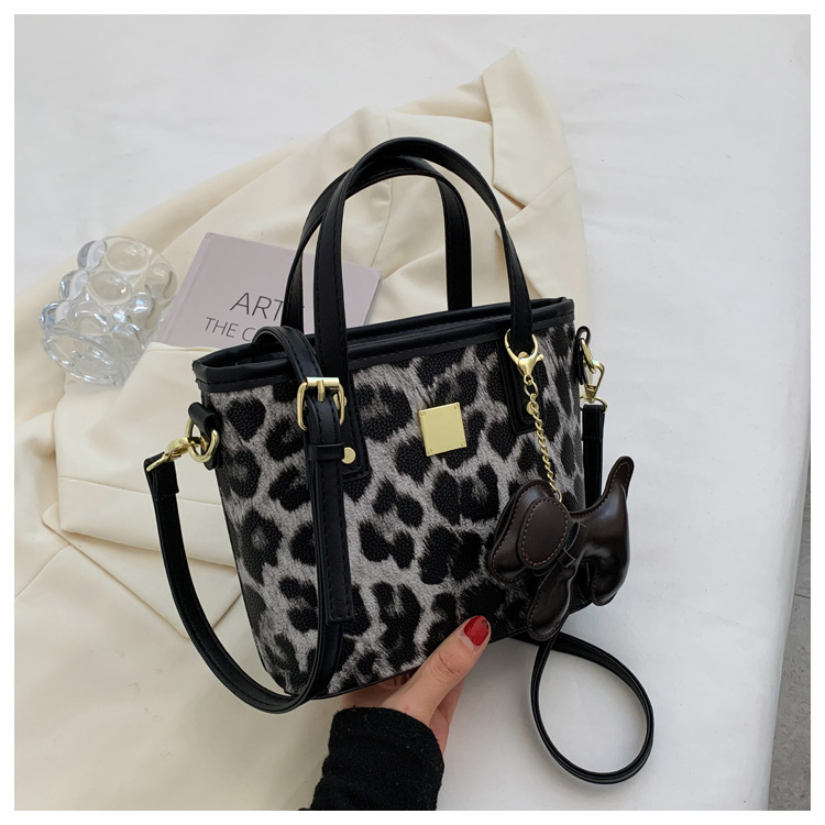 Autumn And Winter New Trendy Temperament Leopard Print Single Shoulder Handbag Messenger Bag display picture 2